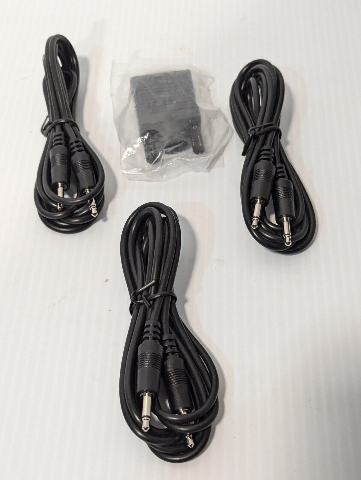 Lot of 1x VGA Termination Plug and 3x 3.5mm Mini Phono Plugs - Free Shipping