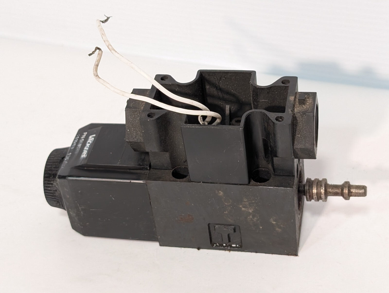 Vickers 508169 Solenoid Valve Coil on (Unidentifiable) APB Solenoid Valve