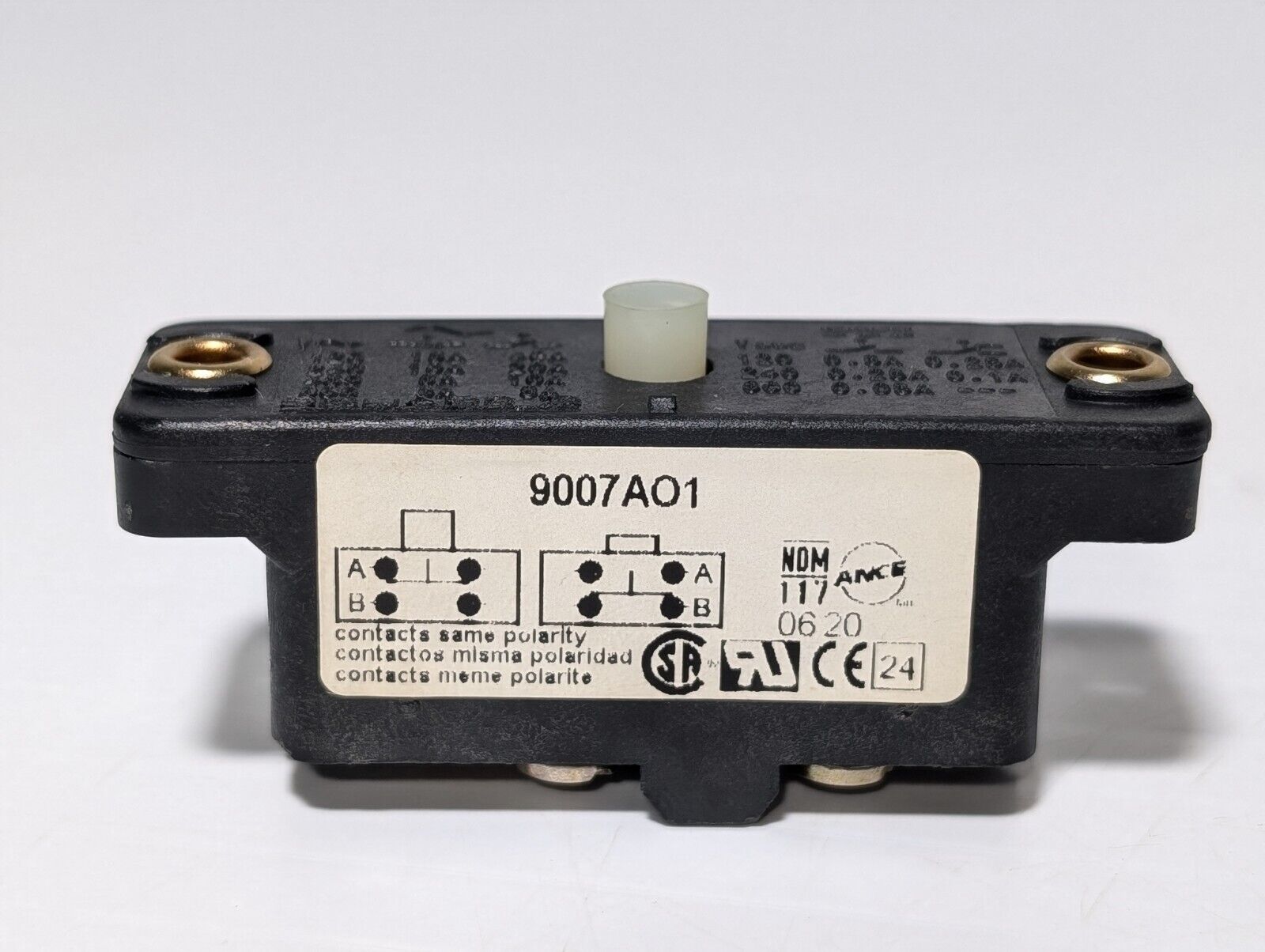 Telemecanique 9007AO1 Snap Action Plunger Actuator Limit Switch 600VAC Max