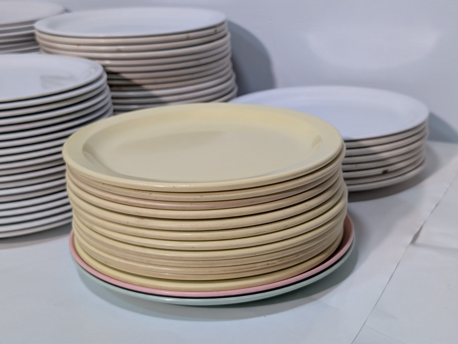 (100) 9" Melamine Dinner Plates White Carlisle KL200-02 Kingline Tan Dallas P-48