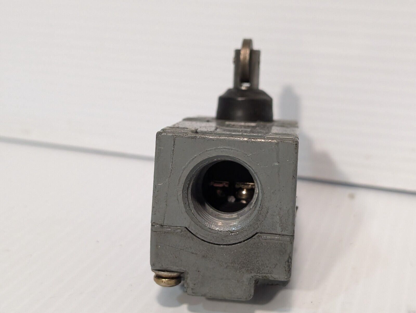 Square D 9007C54B2Y2051 Limit Switch with another 9007C54B2 part