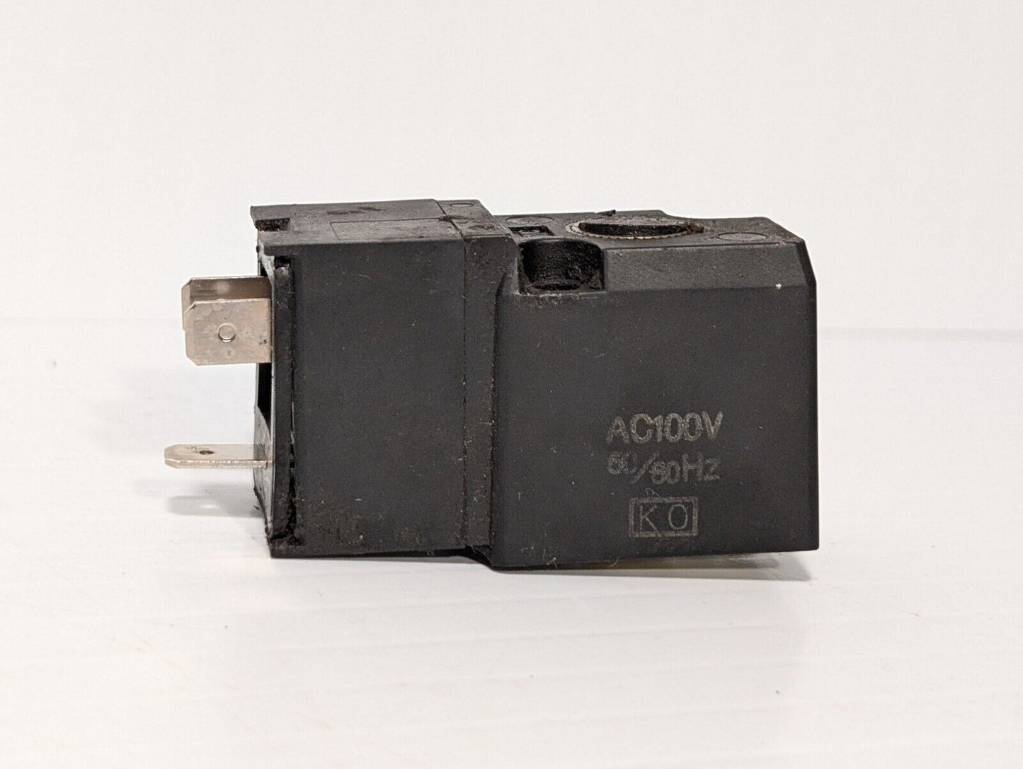 SMC VT307-1D-01-F Solenoid Valve Coil, 2 Bolt, 26V, 100VAC 50/60Hz, DC21-26V