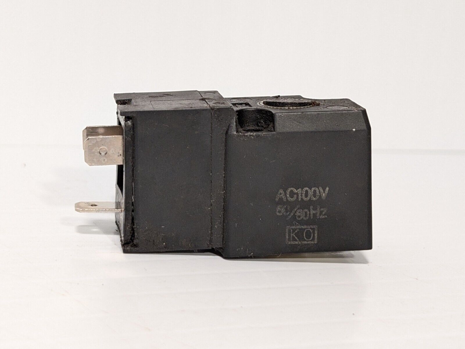 SMC VT307-1D-01-F Solenoid Valve Coil, 2 Bolt, 26V, 100VAC 50/60Hz, DC21-26V