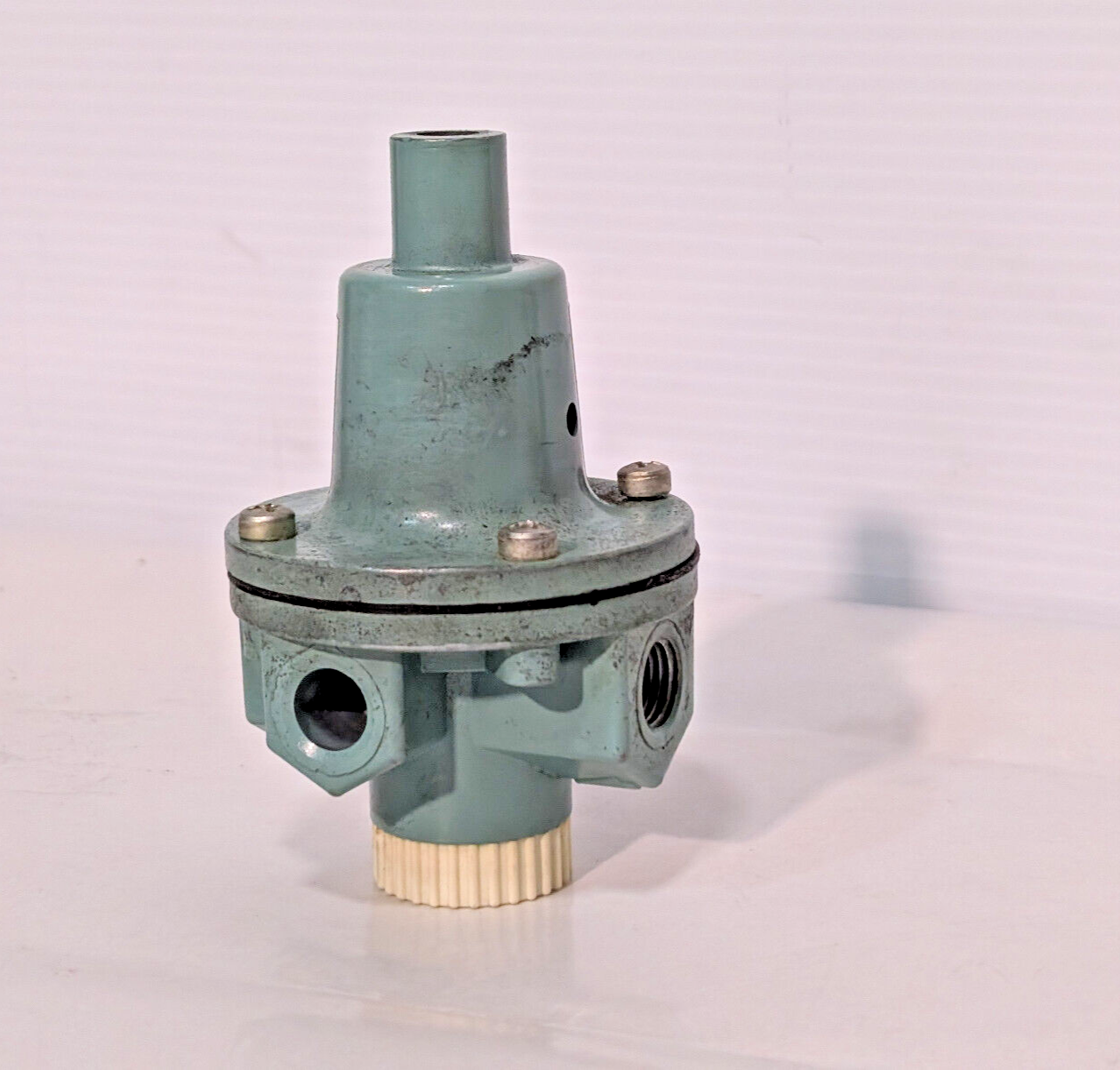 Wilkerson D2002-2 Air Pressure Regulator, Pipe Size 1/4