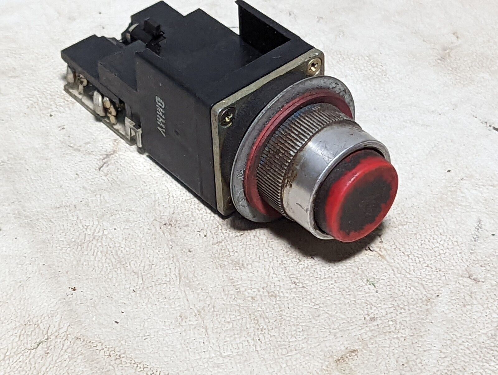 Allen-Bradley 800M-XD2K, ser. A, red pushbutton switch, 300VAC Max, 720VA break