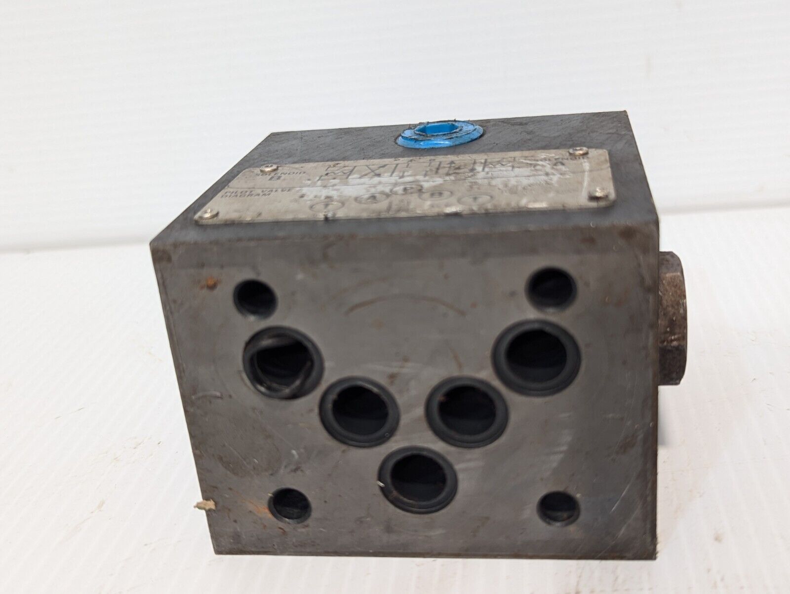 Vickers 879249 DG4S4 012A B 60 pilot valve as pictured - Free Shipping