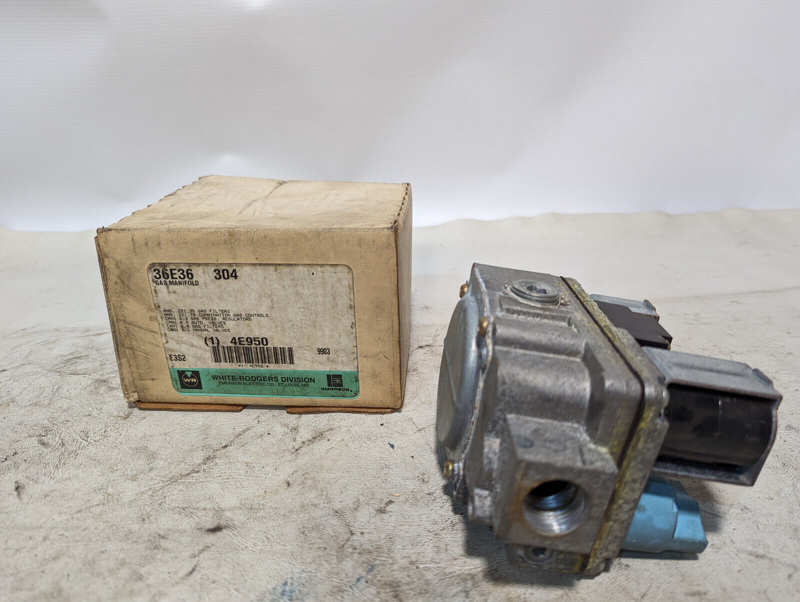White-Rodgers 36E36 Gas Manifold in Box, 4E950