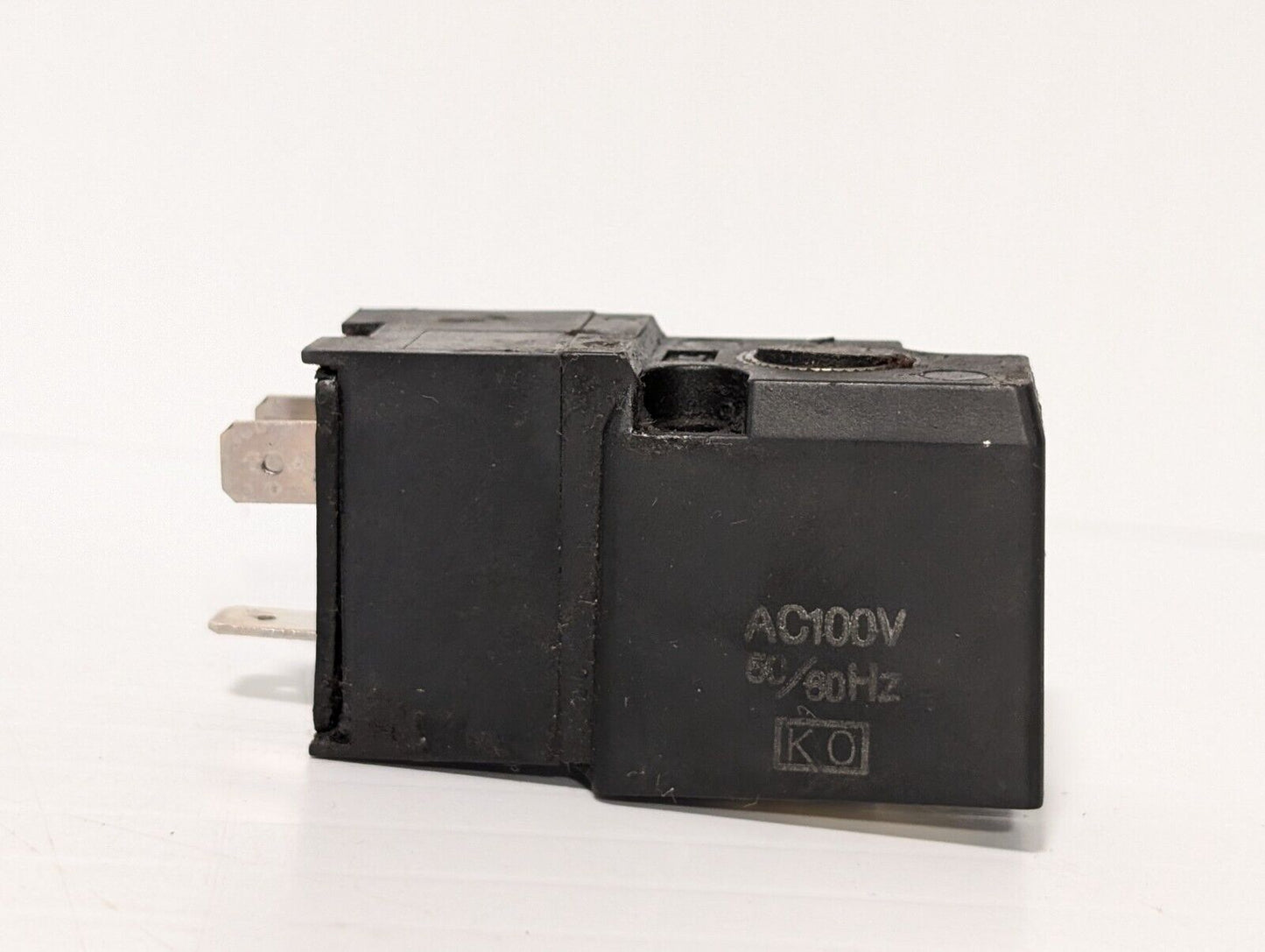 SMC VT307-1D-01-F Solenoid Valve Coil, 2 Bolt, 26V, 100VAC 50/60Hz, DC21-26V