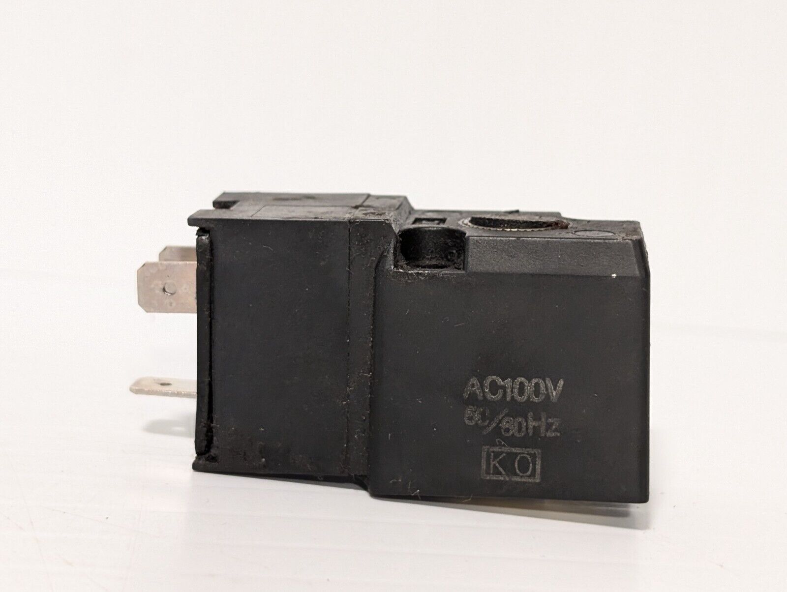 SMC VT307-1D-01-F Solenoid Valve Coil, 2 Bolt, 26V, 100VAC 50/60Hz, DC21-26V