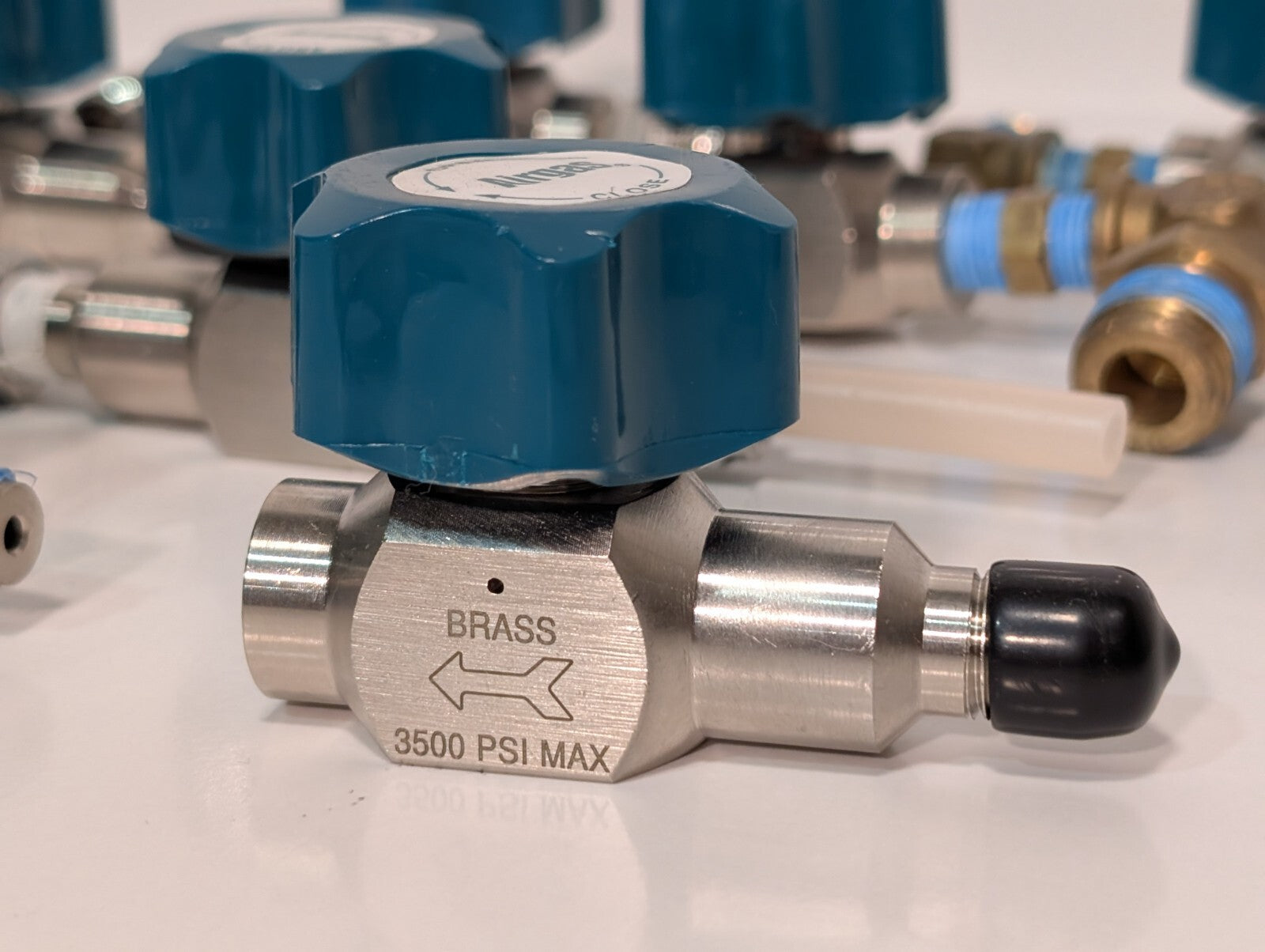 [2] Airgas Diaphragm Valve Brass 3500psi 2-Way