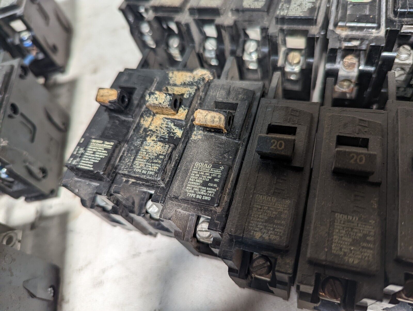 75+ Siemens/ITE/Gould BQ style circuit breakers, 56 x BQ1B015, 19 x BQ1B020, +