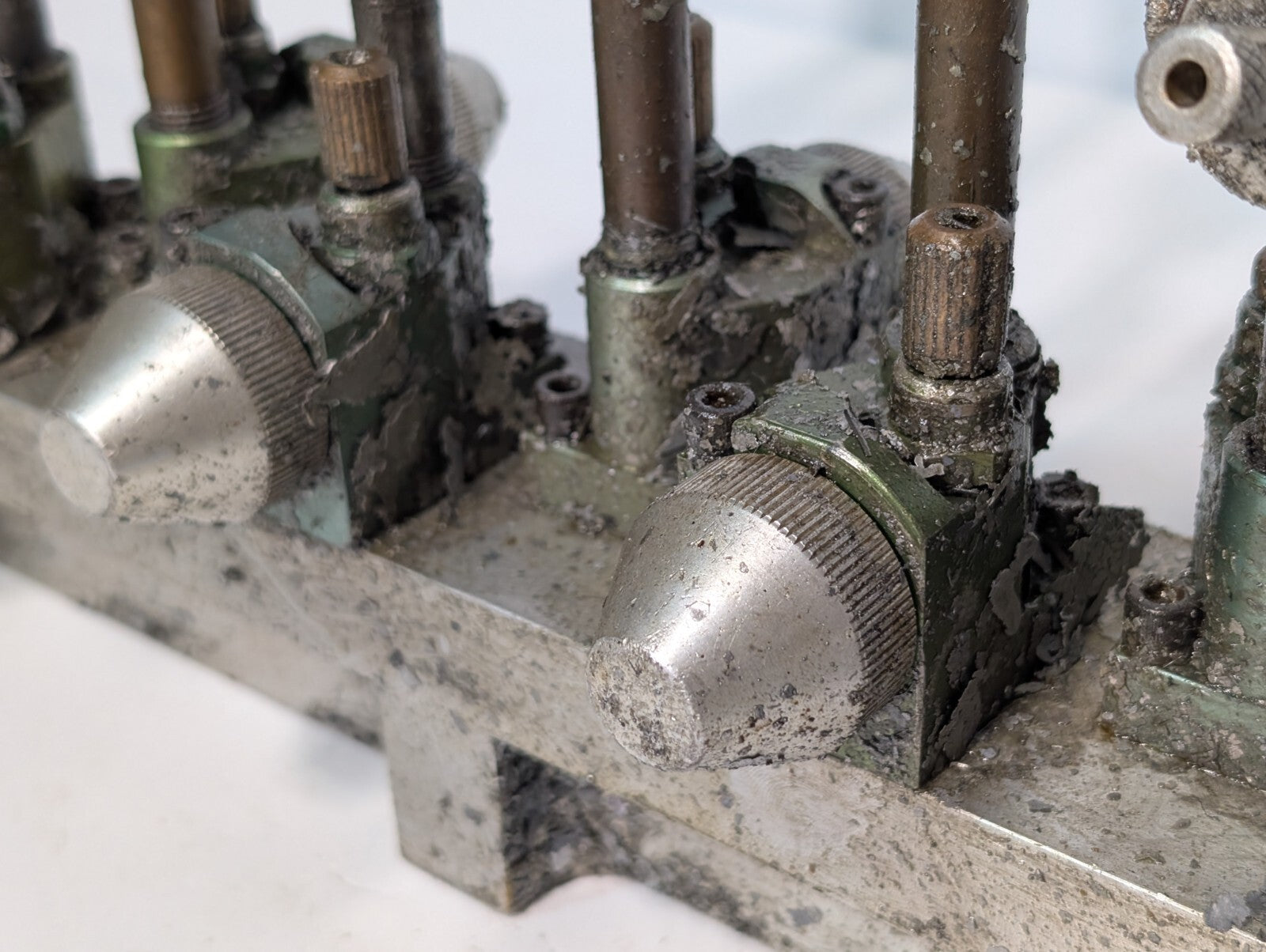 Unbranded High Pressure Distributor Manifold, Adjustment Knobs, 4 Port, as shown