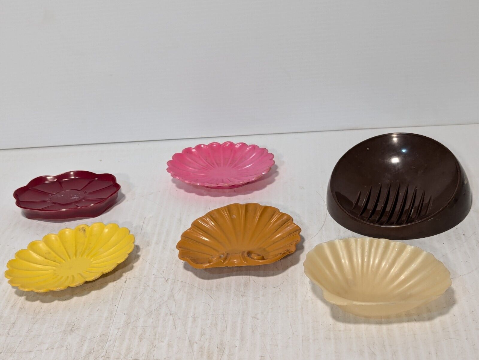 Plastic Sea Shell Serving Trays, 5 Sea Shell Trays, 1 Black Tray -Free Shipping