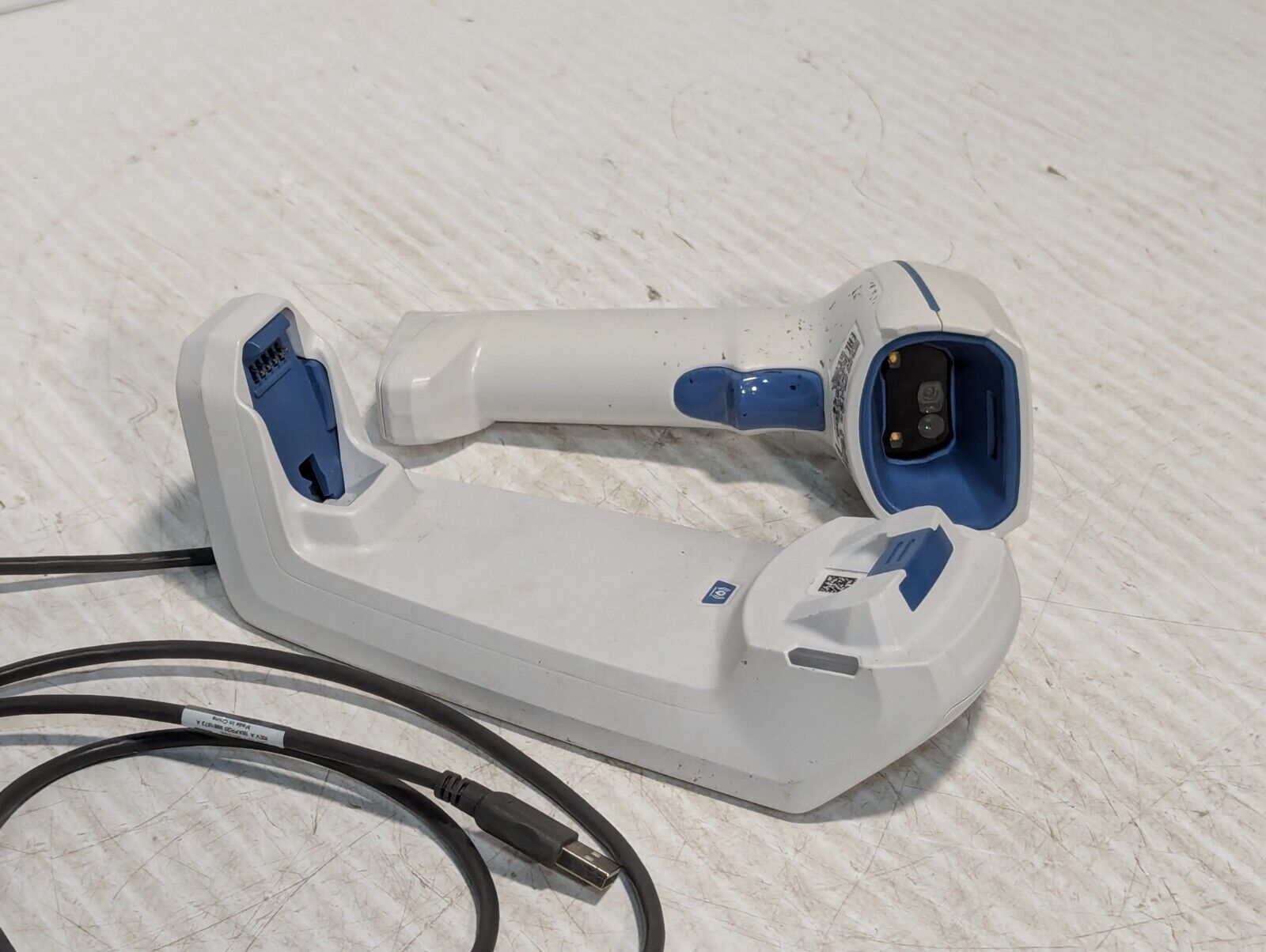 Zebra CR8178-HC Wireless barcode scanner kit, includes wireless scanner, cable