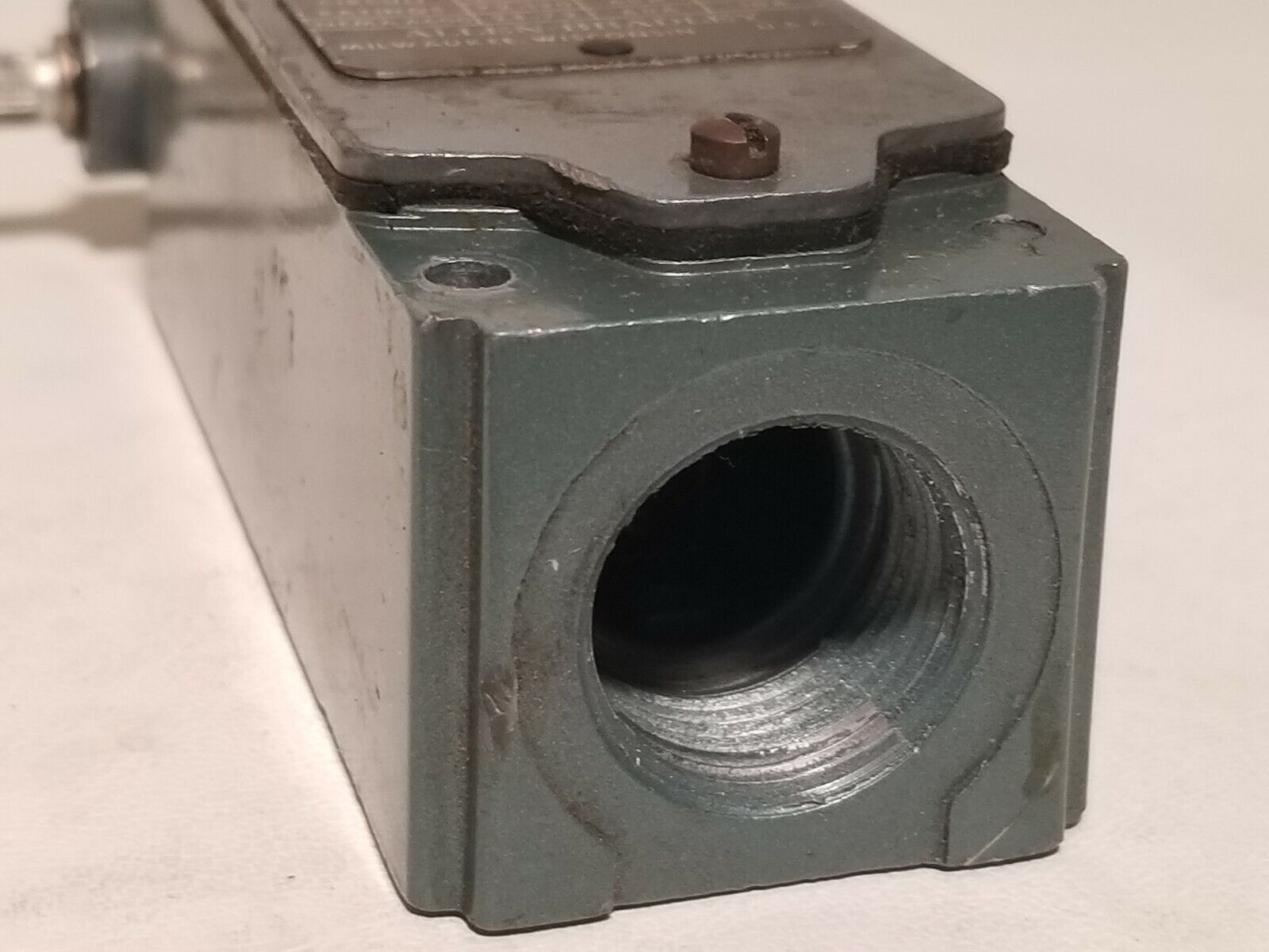 Allen-Bradley oiltight limit switch 802T-AT, series 1, NEMA A600