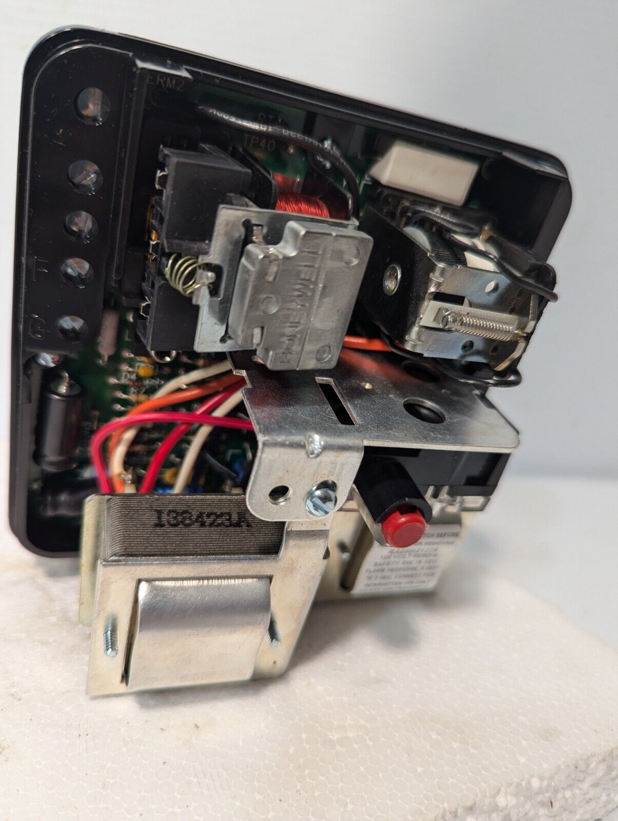 Honeywell RA890G 1229 primary control, 120V, 3 wire, 15 sec safety, .8 FL RESP