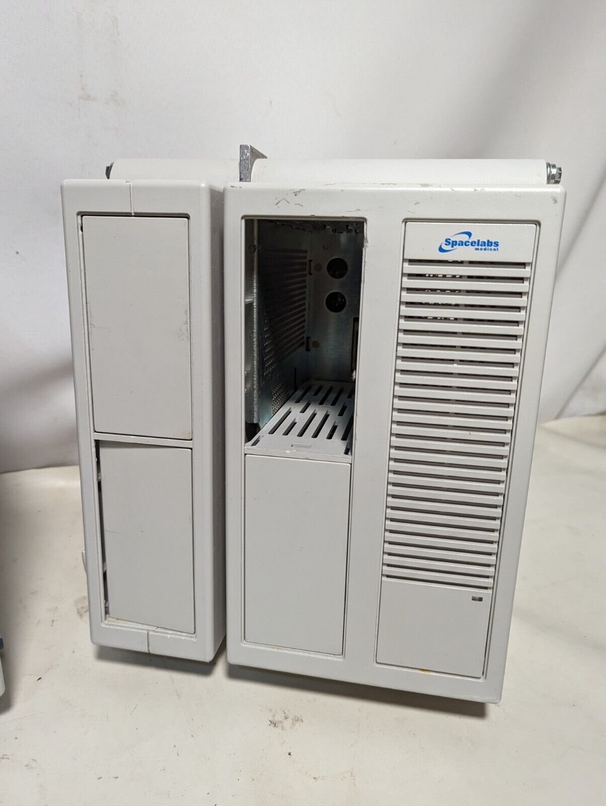 Spacelabs Medical Datex-Ohmeda 90387 with 90499 module rack for patient monitors