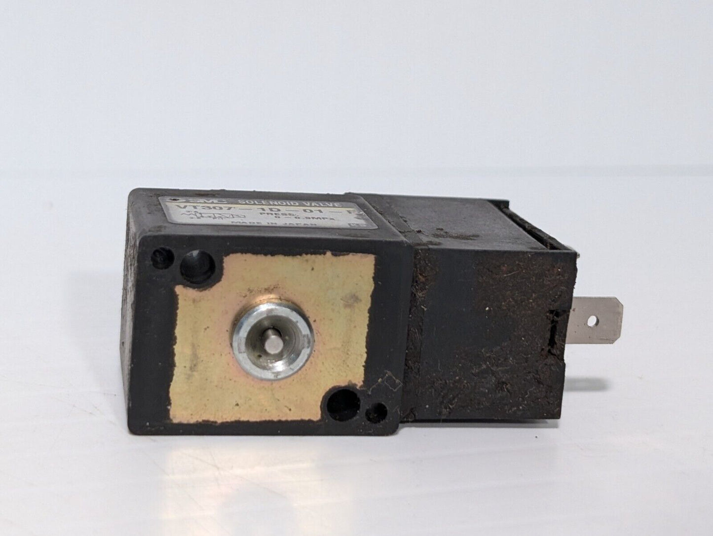 SMC VT307-1D-01-F Solenoid Valve Coil, 2 Bolt, 26V, 100VAC 50/60Hz, DC21-26V