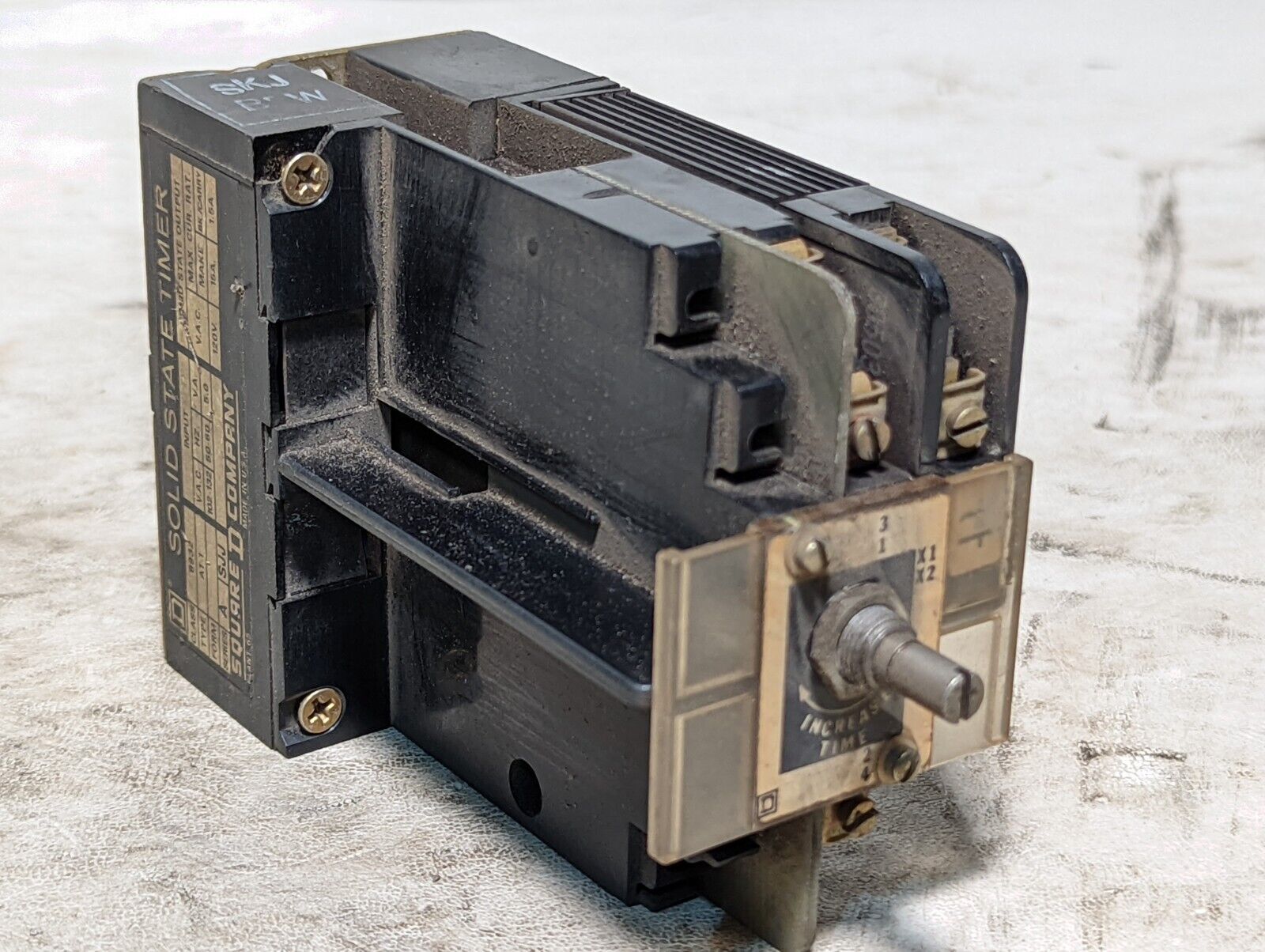 Square D 8932 AT-1 solid state timer, input 102-132, solid state output 120VAC