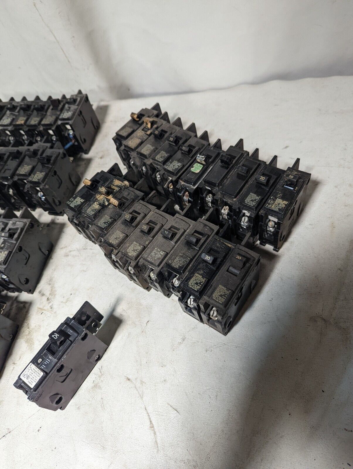 75+ Siemens/ITE/Gould BQ style circuit breakers, 56 x BQ1B015, 19 x BQ1B020, +