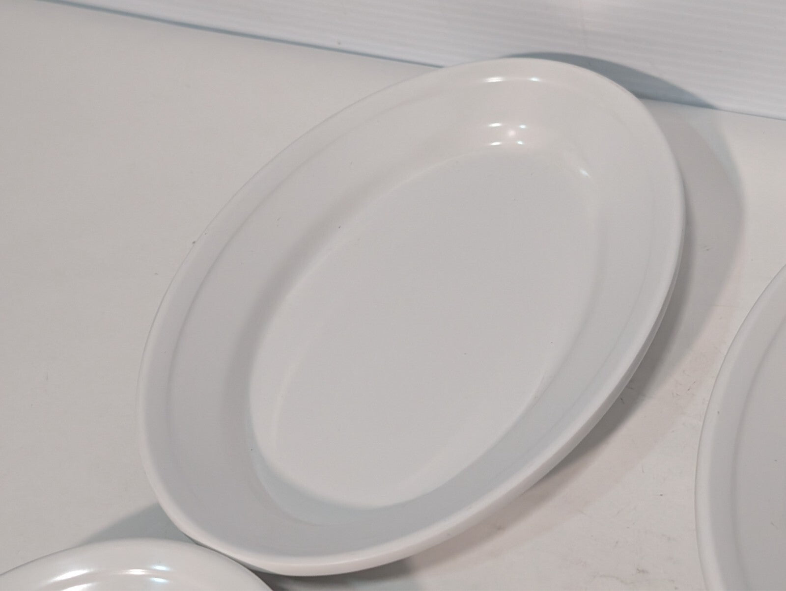 (8) Carlisle 4356325 Dallas Ware 9 1/4" x 6 1/4" White Oval Melamine Platter