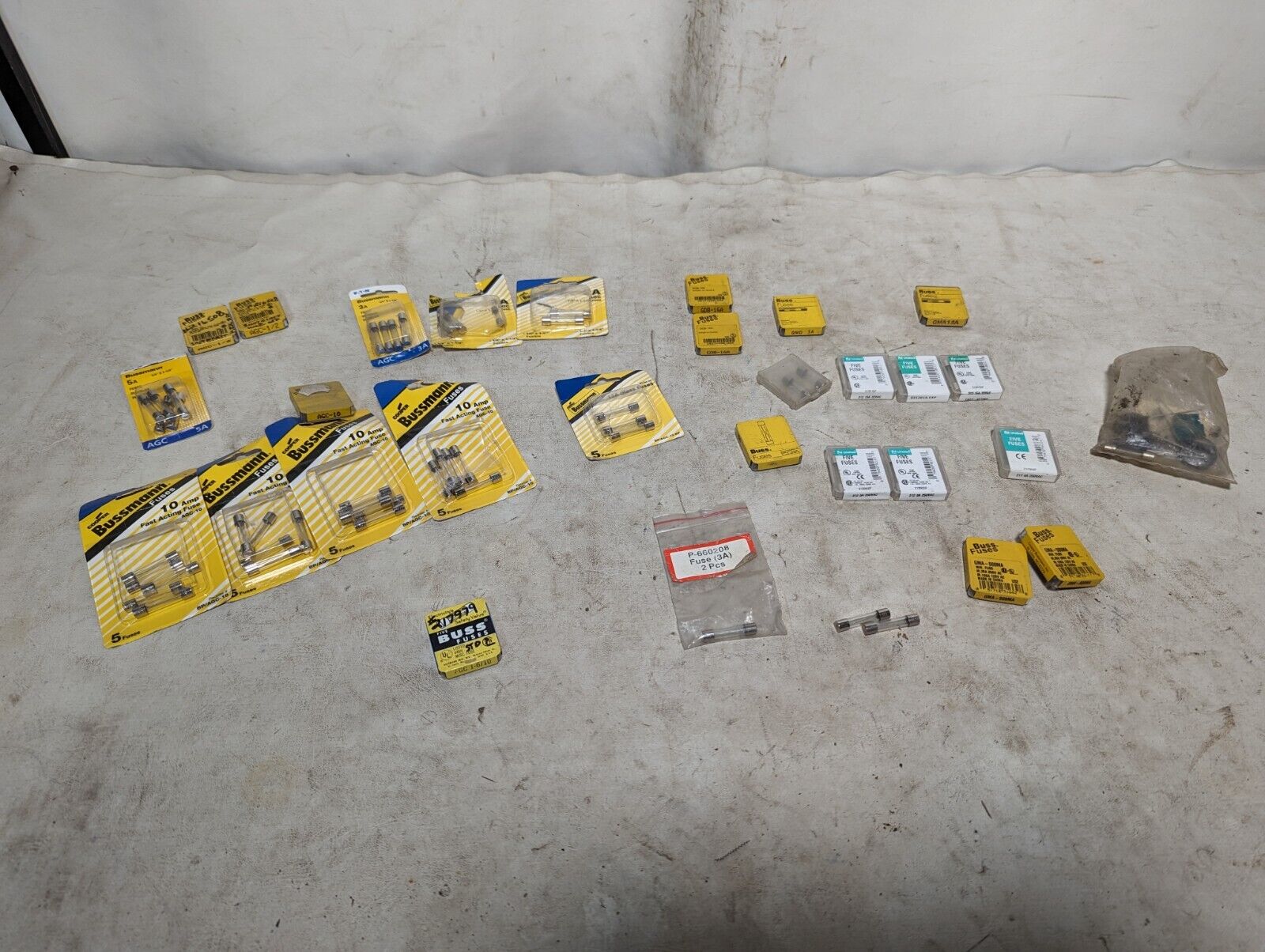 Lot of 100+ fuses: AGC10, AGC15, AGC3, GDB-16A, GMD-3A, 312003P, GMA-500MA, and 