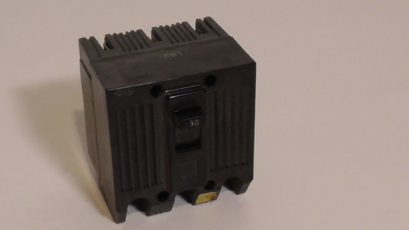GE TQL32030, 3 poles, 120/240 VAC, 30 A, circuit breaker