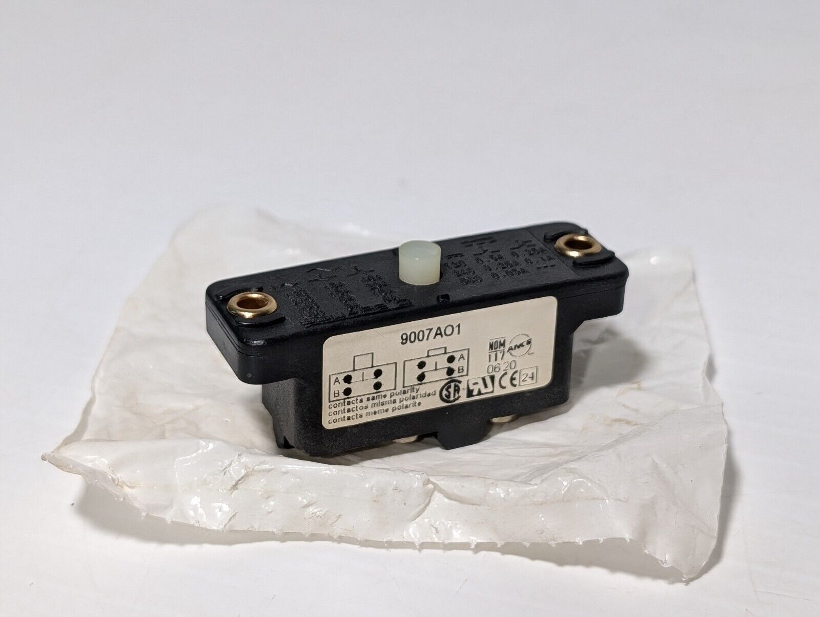 Telemecanique 9007AO1 Snap Action Plunger Actuator Limit Switch 600VAC Max