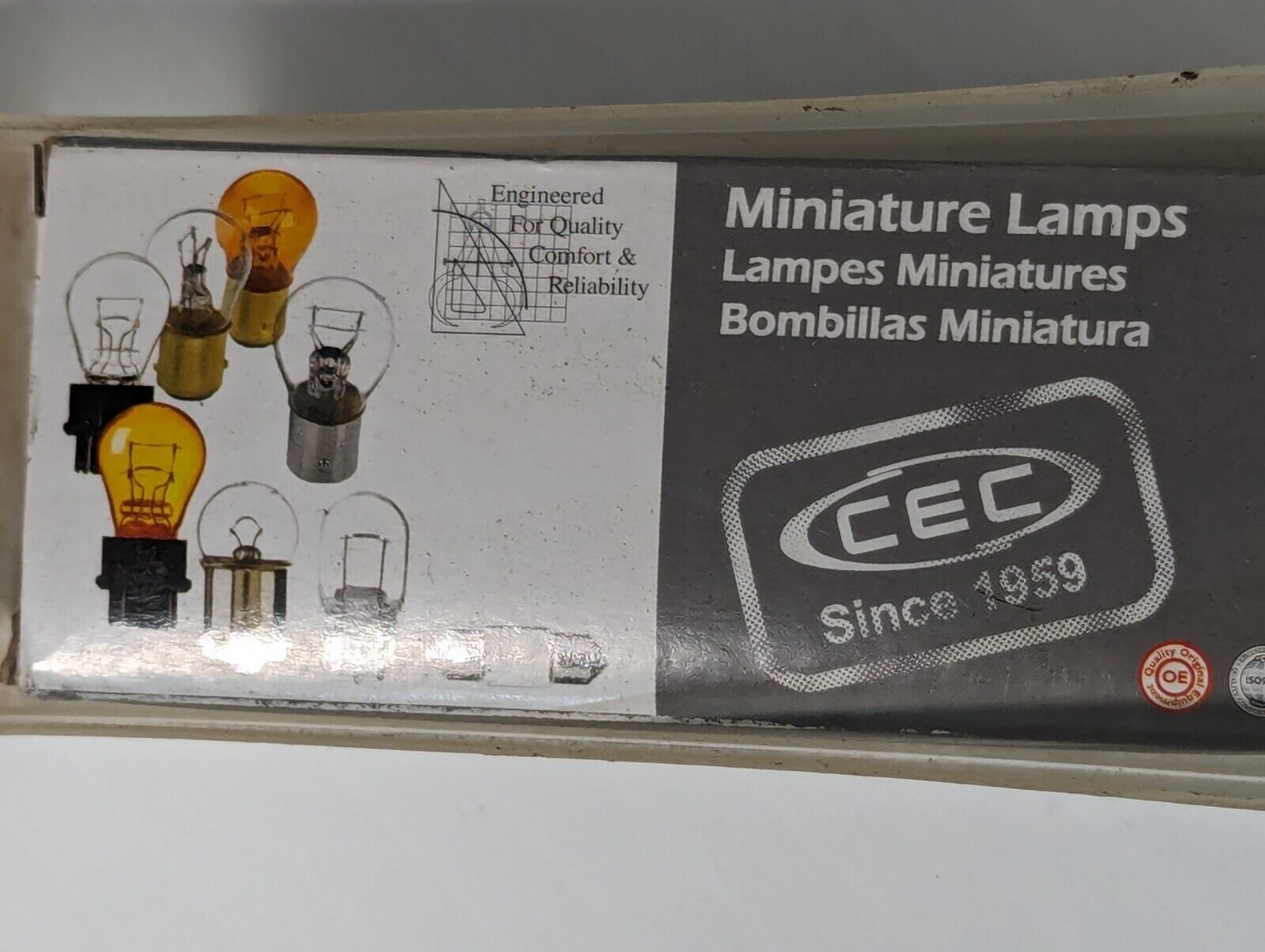 Large lot of assorted small light bulbs: GE 387, KPR102, MPL 410AH, 60PSR, more