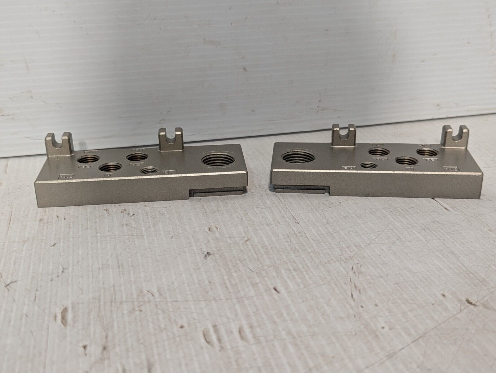 SMC ME202LR Manifold End Plate Assembly - Free Shipping