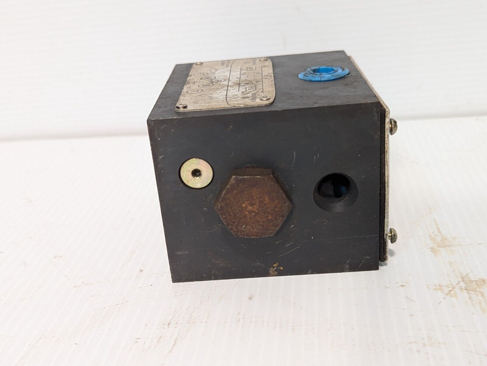 Vickers 879249 DG4S4 012A B 60 pilot valve as pictured - Free Shipping